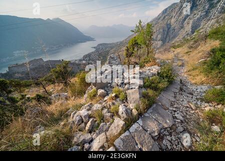 Bella scena della città vecchia, fortezza e baia come una nave da crociera piena di turisti è ormeggiata al molo molto sotto. Foto Stock