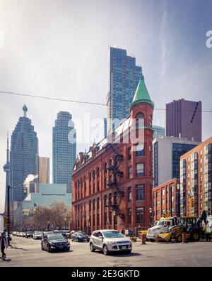 Una vista dell'edificio Gooderham (Flatiron Building) con il quartiere finanziario in background. Toronto, Ontario, Canada. Foto Stock