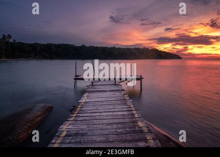 Il paesaggio a lunga esposizione di un bel cielo crepuscolo nel tempo del tramonto sul molo in legno dell'isola di Koh Kood, Trat, Thailandia. Foto Stock