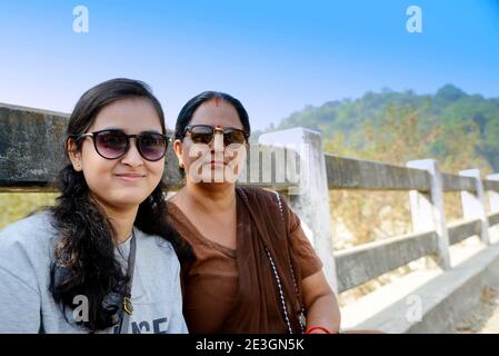 Gli indiani si rilassano dopo un'escursione Foto Stock