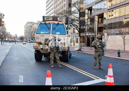 Washington, Stati Uniti. 18 gennaio 2021. Le truppe della Guardia Nazionale sorvegliano una strada che conduce alla Casa Bianca due giorni prima che il presidente eletto sia inaugurato. Washington, DC, è in stato di blocco dopo che i riotatori hanno assalito il Campidoglio degli Stati Uniti perché Donald J. Trump insiste falsamente sul fatto di aver vinto le elezioni nonostante le prove del contrario. Credit: SOPA Images Limited/Alamy Live News Foto Stock