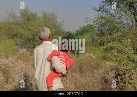 Un nipote e nonno indiano che si diverta a camminare nella foresta, in india Foto Stock