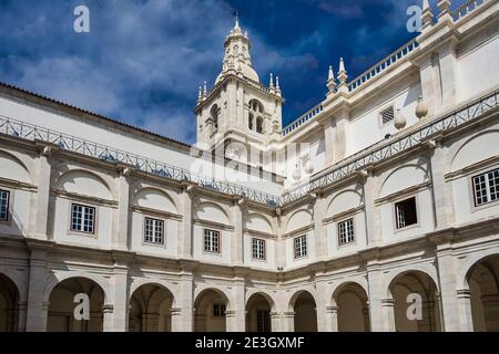 Cortile presso la chiesa di sao vicente de fora a Lisbona, Portogallo, Europa Foto Stock