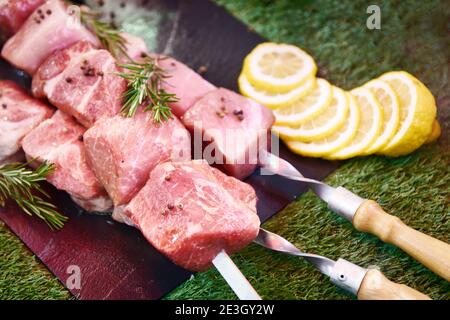 Carne kebab su uno spiedino Foto Stock