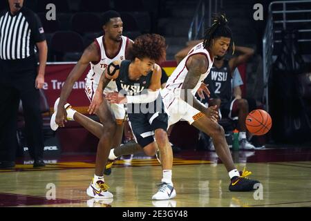 I Washington state Cougars proteggono le battaglie di Isaac Bonton (10) per il Palla con Southern California Trajans avanti Evan Mobley (4) e. Guardia Isaia bianco Foto Stock