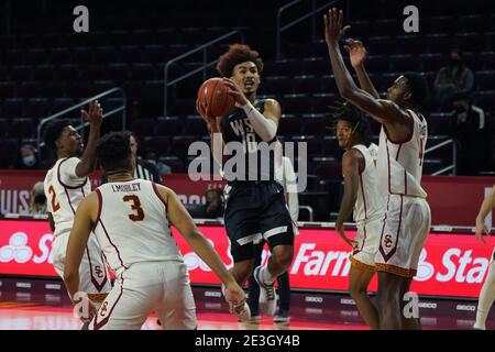 Washington state Cougars guardia Isaac Bonton (10) è difeso dalla California meridionale Trogans guardia Tahj Eaddy (2), avanti Isaiah Mobley (3) e forwar Foto Stock