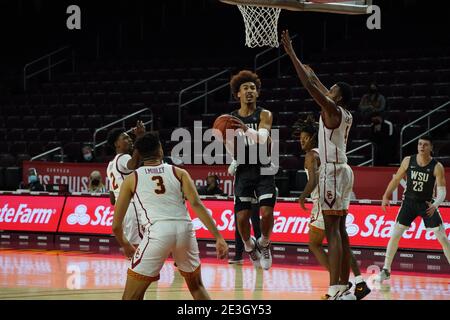 Washington state Cougars guardia Isaac Bonton (10) è difeso dalla California meridionale Trogans guardia Tahj Eaddy (2), avanti Isaiah Mobley (3) e forwar Foto Stock