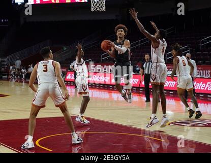 Washington state Cougars guardia Isaac Bonton (10) è difeso dalla California meridionale Trogans guardia Tahj Eaddy (2), avanti Isaiah Mobley (3) e forwar Foto Stock