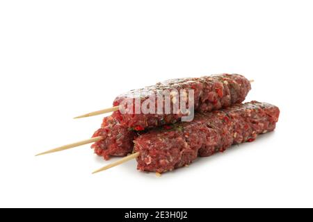 Spiedini con carne tritata grezza o lula kebab isolato su sfondo bianco Foto Stock