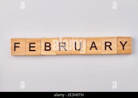 Parola di febbraio scritta su blocchi di legno. Foto Stock