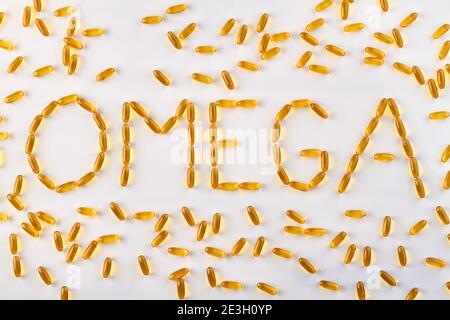 Word omega in capsule gialle. Foto Stock