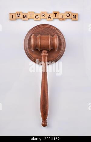 Gavel di legno e blocco sonoro su bianco. Foto Stock