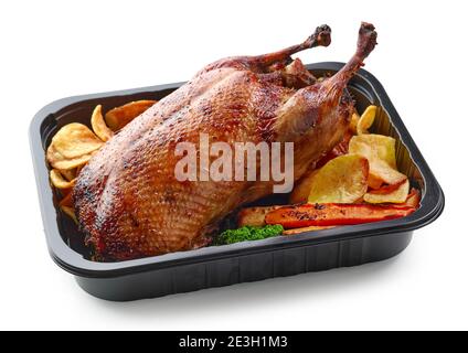 anatra appena tostata e verdure in contenitore di plastica pronto per erogazione isolata su sfondo bianco Foto Stock