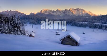 Bellissimo panorama di sera inverno paesaggio in montagna con Alpino Glow Foto Stock