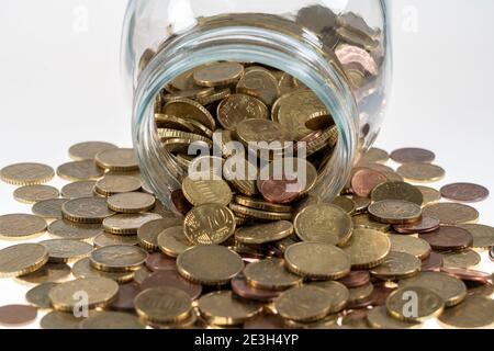 Monete, monete in euro, monete in cent, un cent, due cent, cinque cent, dieci cent, venti cent, cinquanta cent, monete in denaro, raccolte in un vaso di stoccaggio, Foto Stock