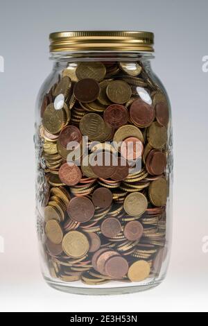 Monete, monete in euro, monete in cent, un cent, due cent, cinque cent, dieci cent, venti cent, cinquanta cent, monete in denaro, raccolte in un vaso di stoccaggio, Foto Stock