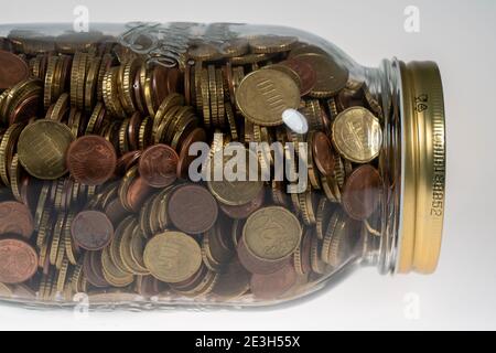 Monete, monete in euro, monete in cent, un cent, due cent, cinque cent, dieci cent, venti cent, cinquanta cent, monete in denaro, raccolte in un vaso di stoccaggio, Foto Stock