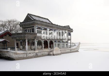 Pechino, Cina. 19 gennaio 2021. Il Palazzo d'Estate è manciato di neve a Pechino, capitale della Cina, 19 gennaio 2021. Credit: Chen Jianli/Xinhua/Alamy Live News Foto Stock