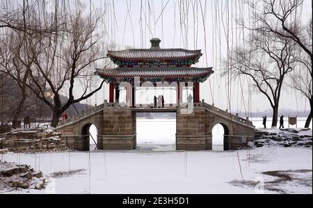 Pechino, Cina. 19 gennaio 2021. La gente visita il Palazzo Estivo innevato a Pechino, capitale della Cina, 19 gennaio 2021. Credit: Chen Jianli/Xinhua/Alamy Live News Foto Stock