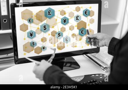 Uomo d'affari che mostra il concetto di rete di valuta su uno schermo del computer Foto Stock