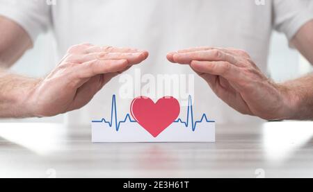 Simbolo heartbeat protetto dalle mani - concetto di assicurazione sanitaria Foto Stock