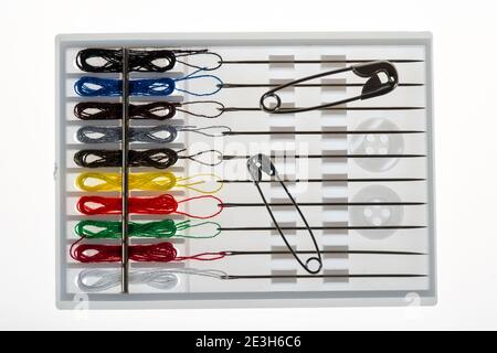 Kit per cucire, filo e aghi da cucire, già filettati, colori diversi, pronti per cucire, perni di sicurezza, bottoni di ricambio, accessori per l'hotel, Foto Stock