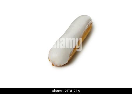 Delizioso eclair con crema di crema isolata su sfondo bianco Foto Stock