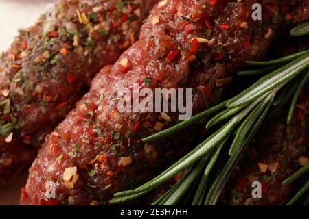 lula kebab crudo con erbe e spezie, primo piano Foto Stock
