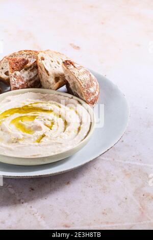 I fagioli cannellini si immergeranno con olio d'oliva e servirono con pane croccante. Foto Stock