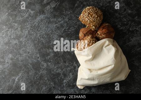 Borsa in cotone con ciambelle di segale su tavolo nero per affumicatura Foto Stock