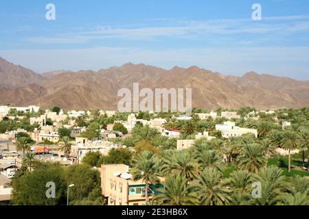 Vista della città dal Forte di Bahla, una delle quattro fortezze storiche situate ai piedi delle alture di Djebel Akhdar in Oman Foto Stock