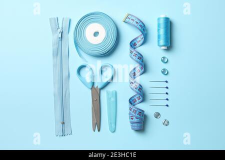 Materiali per cucire blu su sfondo blu, vista dall'alto Foto Stock