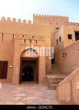 L'incredibile acitechture del Forte di Nizwa, uno dei più antichi forti dell'Oman che si trova nel Governatorato DI A'Dakhiliyah Foto Stock