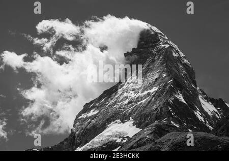 Nuvole che soffiano dalla cima e dalla faccia sud dell'iconico Cervino di Zermatt, Vallese, Switzwerland, vista da Zermatt Schwarzsee Foto Stock