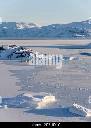 I pescatori e le loro barche ormeggiate in un porto di ghiaccio. Inverno al Icefjord Ilulissat, situato nella baia di Disko nella Groenlandia occidentale, l'Icefjord fa parte Foto Stock