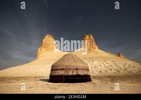 Casa nazionale kazaka - Yurt all'altopiano di Ustyurt di notte. Mangistau, Kazakistan. Foto Stock