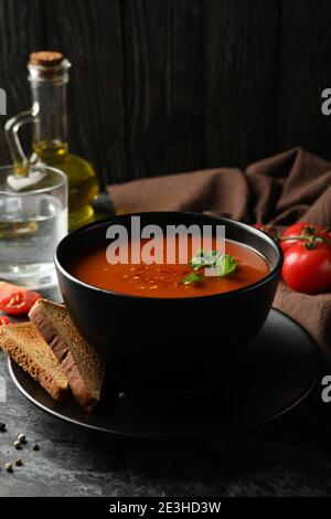 Concetto di cibo gustoso con zuppa di pomodoro, primo piano Foto Stock