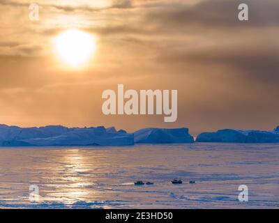 Barche da pesca. Inverno al Icefjord Ilulissat, situato nella baia di Disko, nella Groenlandia occidentale, l'Icefjord fa parte del patrimonio mondiale dell'UNESCO. Americ Foto Stock