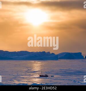 Barche da pesca. Inverno al Icefjord Ilulissat, situato nella baia di Disko, nella Groenlandia occidentale, l'Icefjord fa parte del patrimonio mondiale dell'UNESCO. Americ Foto Stock