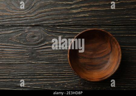 Recipiente di legno vuoto su tavolo di legno, vista dall'alto Foto Stock
