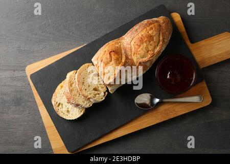 Concetto di colazione con pane tostato con marmellata su sfondo di legno Foto Stock