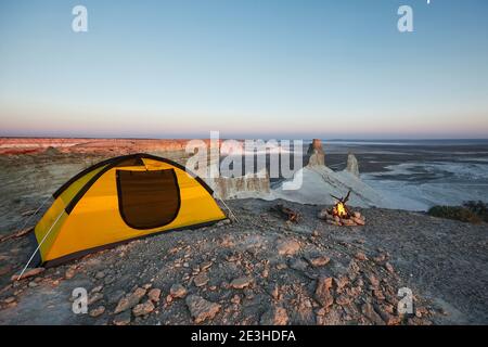 Campeggio con fuoco all'altopiano di Ustyurt. Mangistau, Kazakistan. Foto Stock