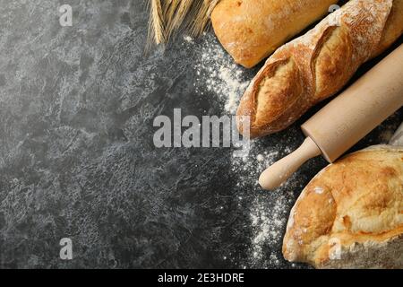 Pane diverso, pikelet e spilla su sfondo nero fumé Foto Stock