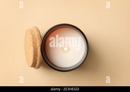 Candela profumata per rilassarsi su sfondo beige Foto Stock