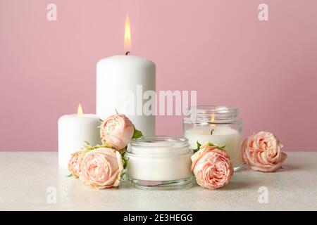 Grande candele bianche decorate con fiori sul tavolo di legno Foto stock -  Alamy