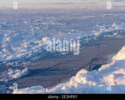 Frozen Disko Bay durante l'inverno, West Groenlandia, Disko Island sullo sfondo. America, Nord America, Groenlandia, Danimarca Foto Stock