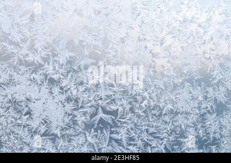 Schemi di congelamento a freddo sul vetro del finestrino. Tessuto invernale Foto Stock