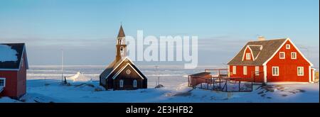 Chiesa di Zioni, un punto di riferimento di Ilulissat. Inverno a Ilulissat sulla riva della Baia di Disko. America, Nord America, Groenlandia, Danimarca Foto Stock