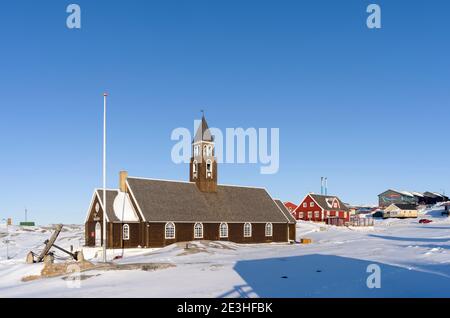 Chiesa di Zioni, un punto di riferimento di Ilulissat. Inverno a Ilulissat sulla riva della Baia di Disko. America, Nord America, Groenlandia, Danimarca Foto Stock