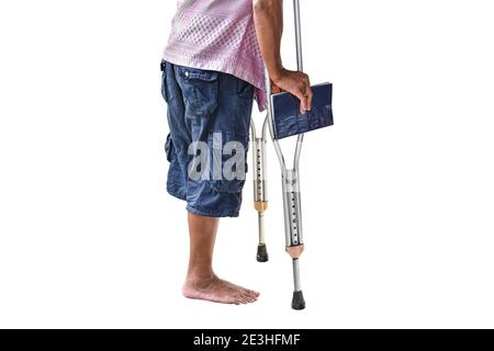 Maschio con disabilità senza gamba su stampelle, isolato su sfondo bianco con tracciato di ritaglio. Foto Stock